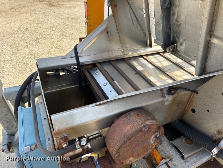 image for item DO2310 2006 International 7400 dump truck