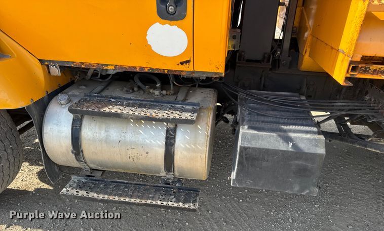 image for item DO2310 2006 International 7400 dump truck