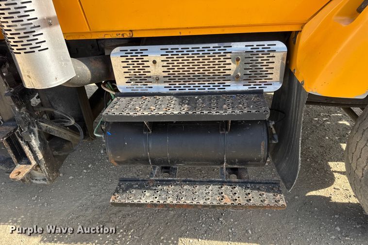 image for item DO2310 2006 International 7400 dump truck