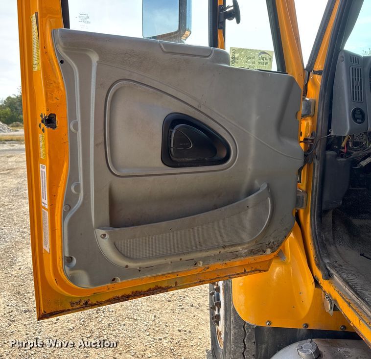 image for item DO2310 2006 International 7400 dump truck