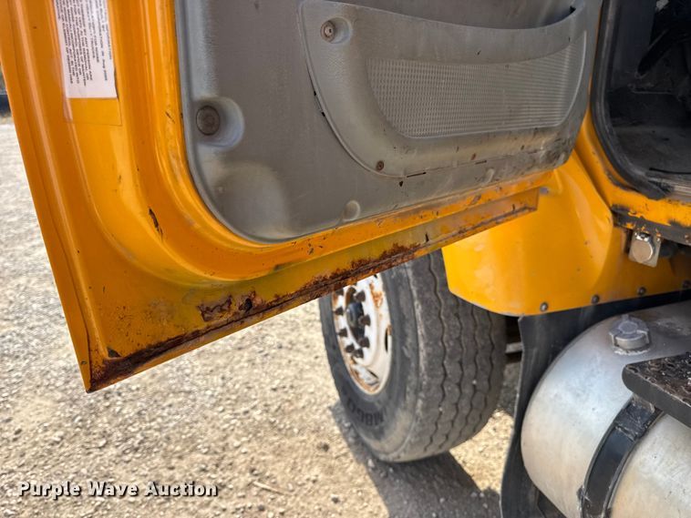 image for item DO2310 2006 International 7400 dump truck