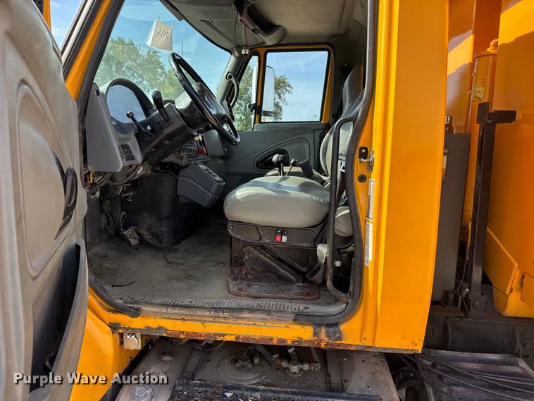 image for item DO2310 2006 International 7400 dump truck