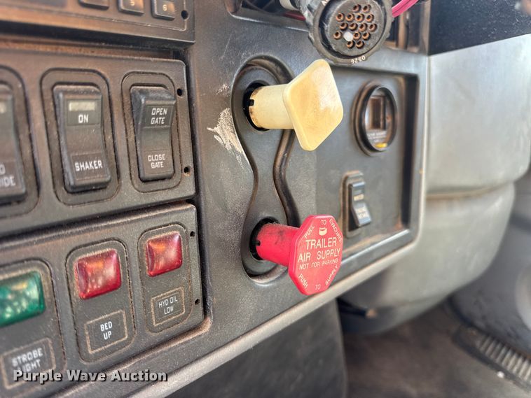 image for item DO2310 2006 International 7400 dump truck