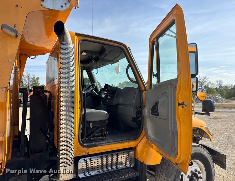 image for item DO2310 2006 International 7400 dump truck