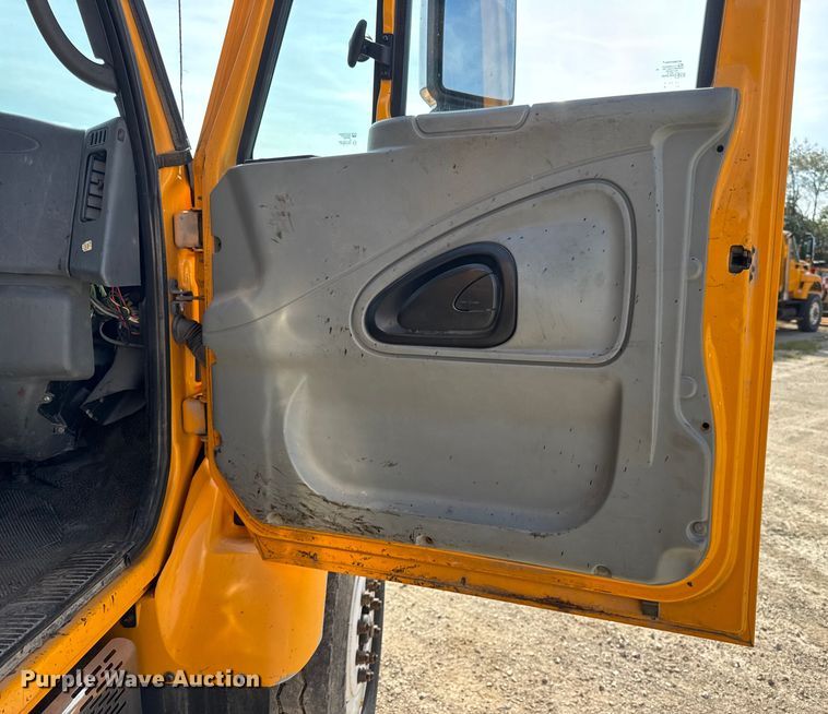 image for item DO2310 2006 International 7400 dump truck