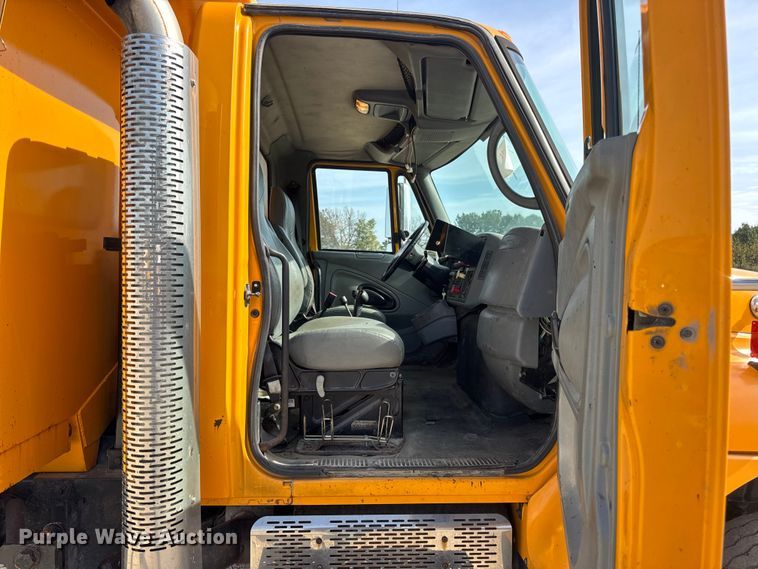 image for item DO2310 2006 International 7400 dump truck