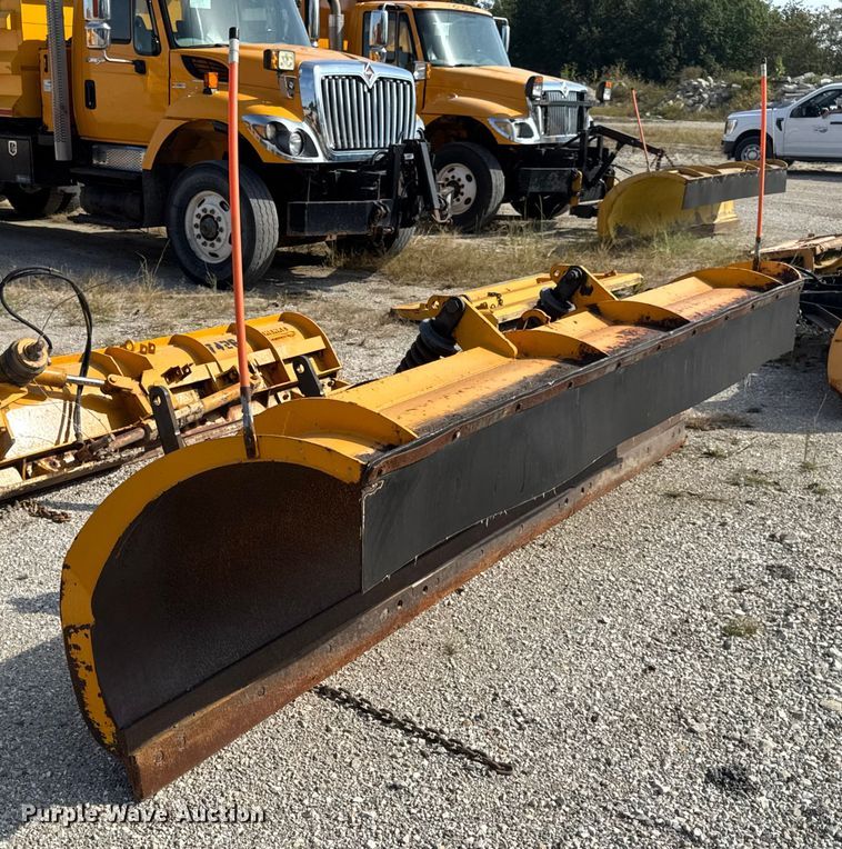 image for item DO2310 2006 International 7400 dump truck