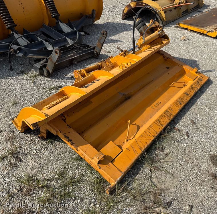 image for item DO2310 2006 International 7400 dump truck