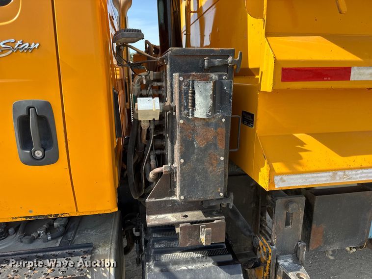 image for item DO2311 2009 International 7500 dump truck