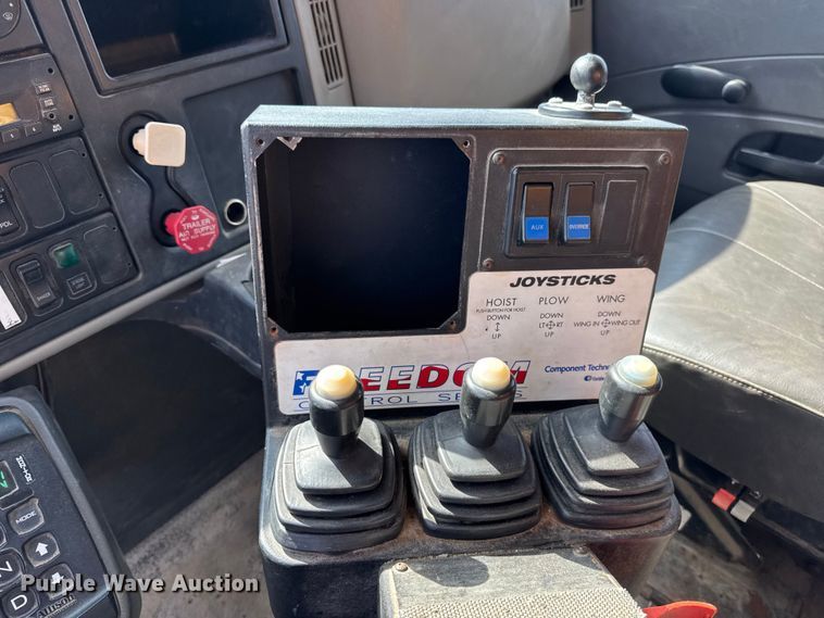 image for item DO2311 2009 International 7500 dump truck