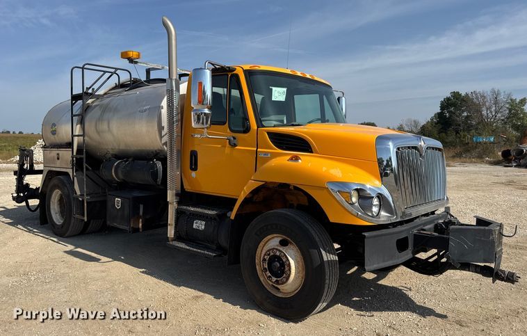 image for item DO2312 2008 International 7400 oil distributor truck