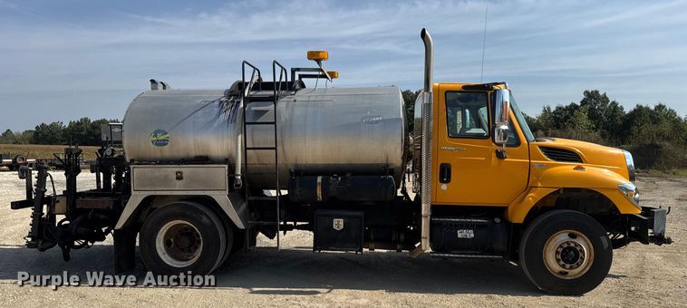 image for item DO2312 2008 International 7400 oil distributor truck