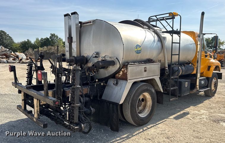 image for item DO2312 2008 International 7400 oil distributor truck