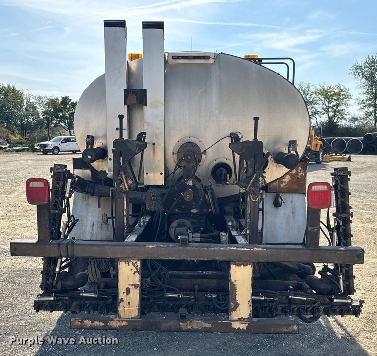 image for item DO2312 2008 International 7400 oil distributor truck