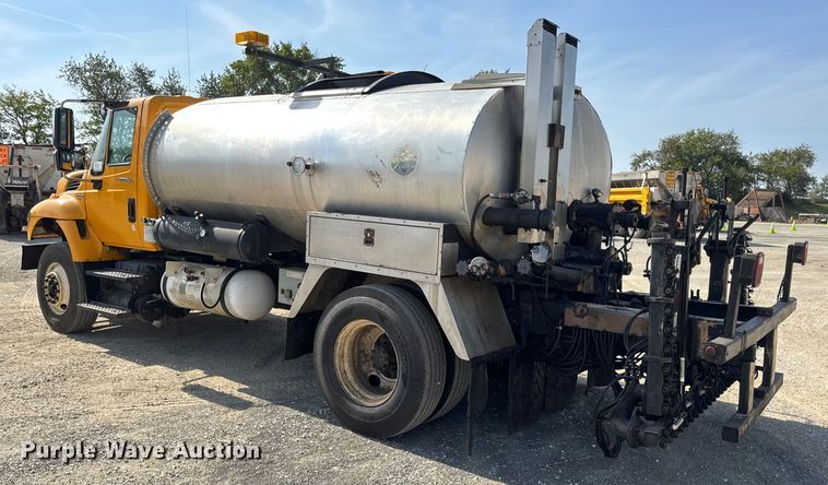 image for item DO2312 2008 International 7400 oil distributor truck