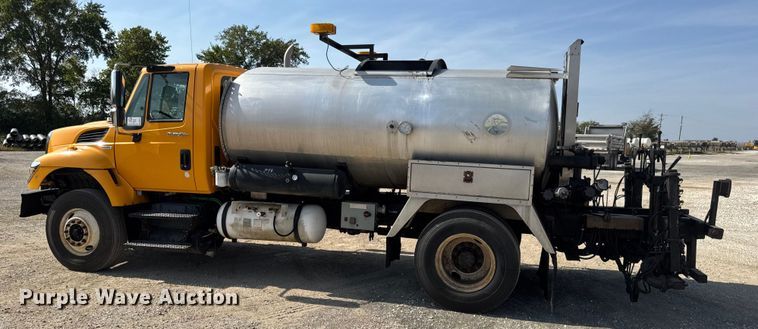 image for item DO2312 2008 International 7400 oil distributor truck