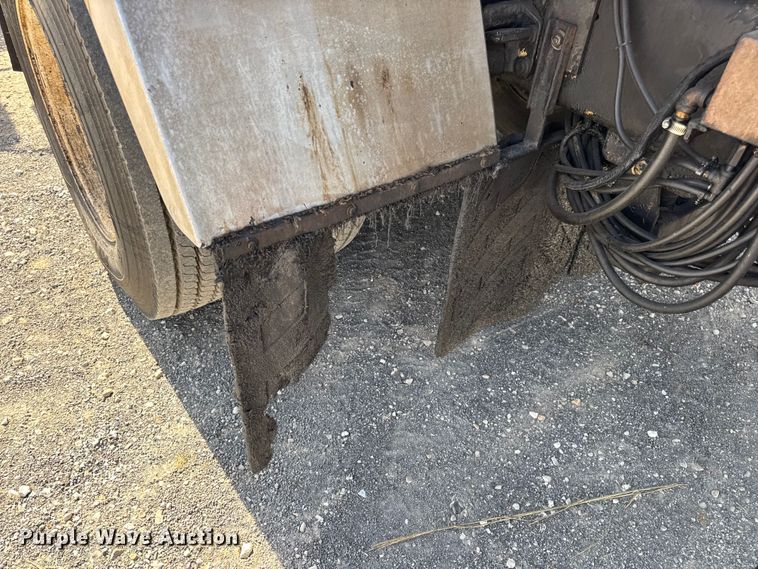 image for item DO2312 2008 International 7400 oil distributor truck