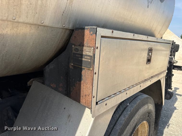 image for item DO2312 2008 International 7400 oil distributor truck