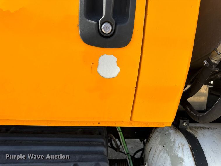 image for item DO2312 2008 International 7400 oil distributor truck