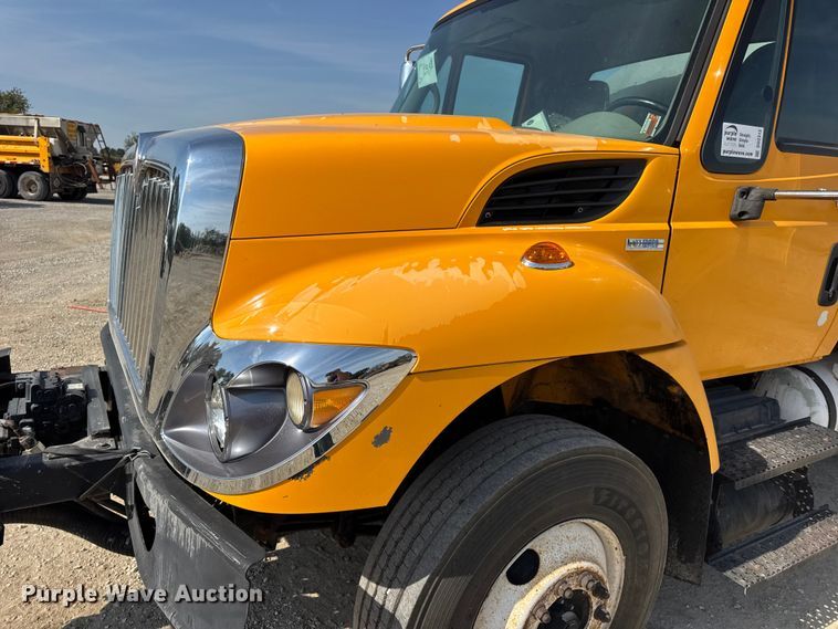 image for item DO2312 2008 International 7400 oil distributor truck