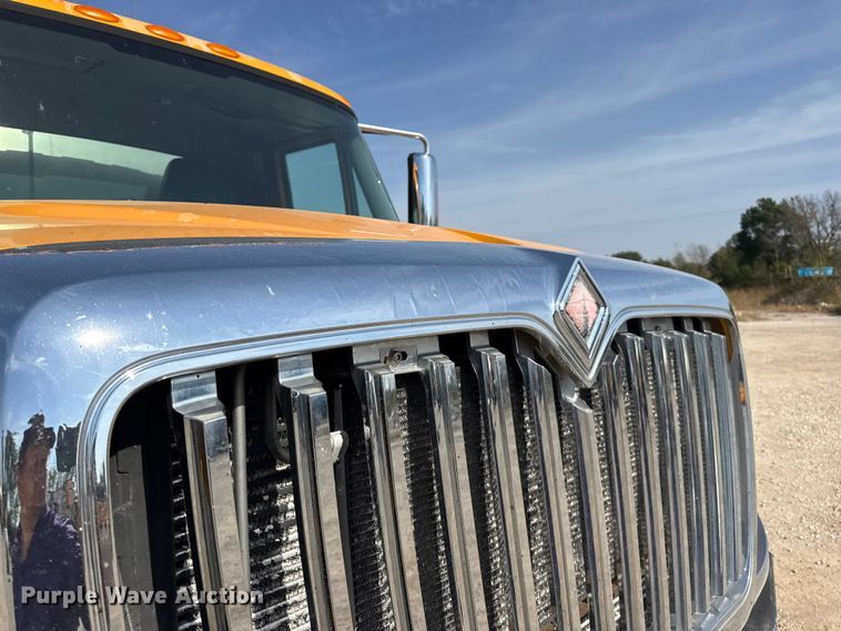 image for item DO2312 2008 International 7400 oil distributor truck