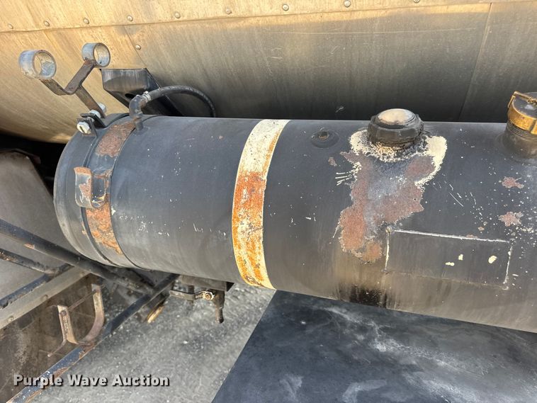 image for item DO2312 2008 International 7400 oil distributor truck