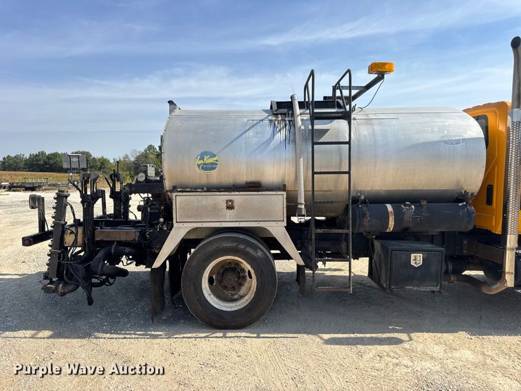 image for item DO2312 2008 International 7400 oil distributor truck