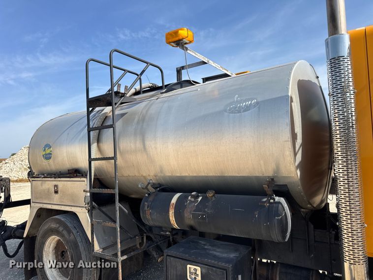 image for item DO2312 2008 International 7400 oil distributor truck