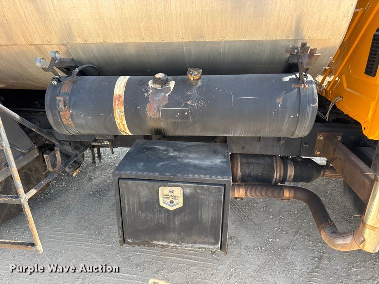 image for item DO2312 2008 International 7400 oil distributor truck