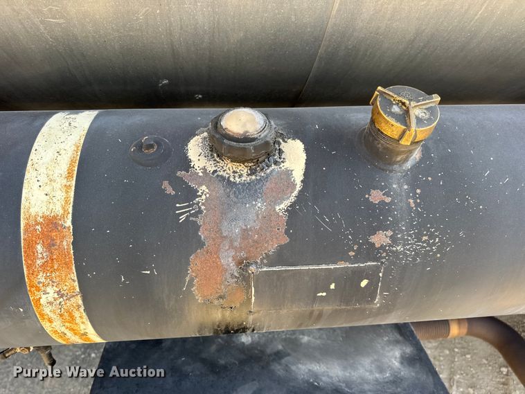 image for item DO2312 2008 International 7400 oil distributor truck