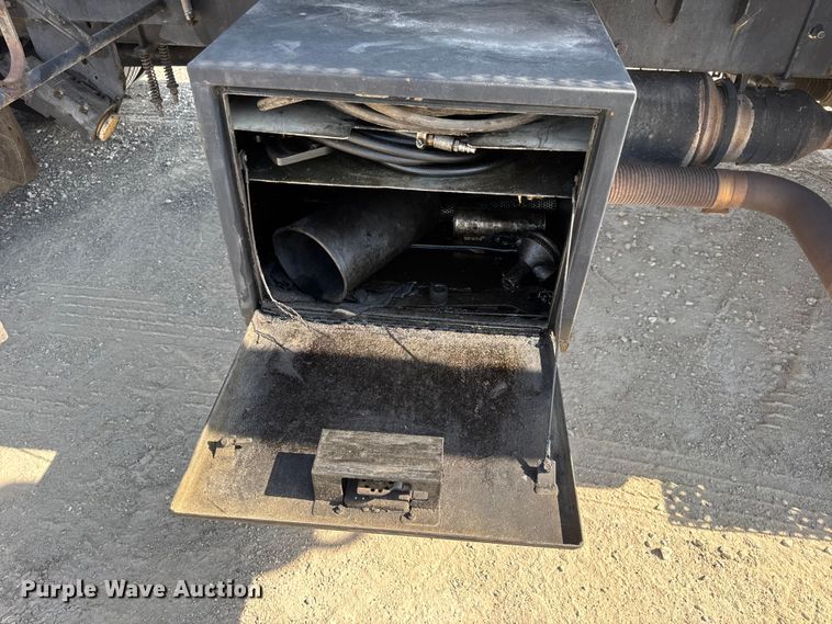 image for item DO2312 2008 International 7400 oil distributor truck