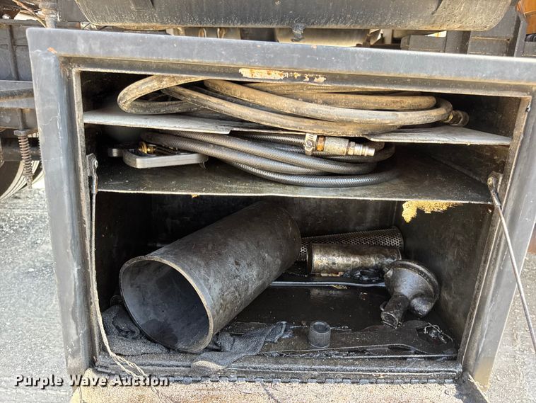 image for item DO2312 2008 International 7400 oil distributor truck