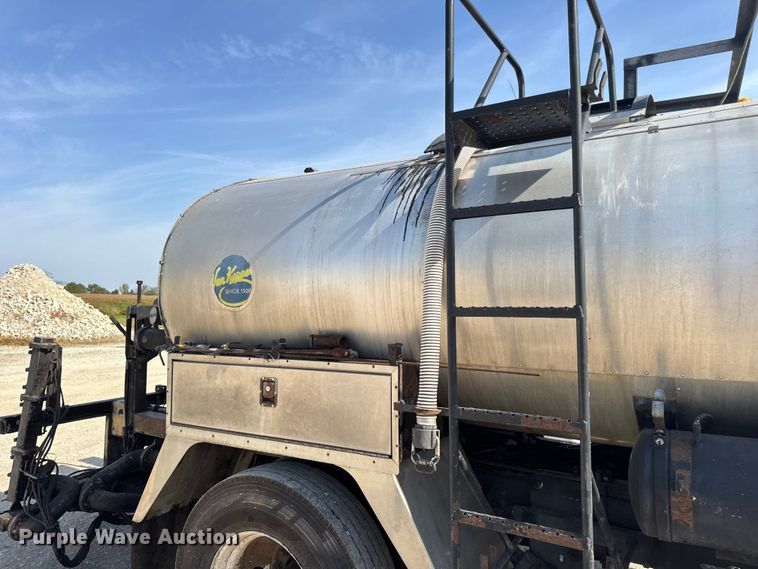 image for item DO2312 2008 International 7400 oil distributor truck