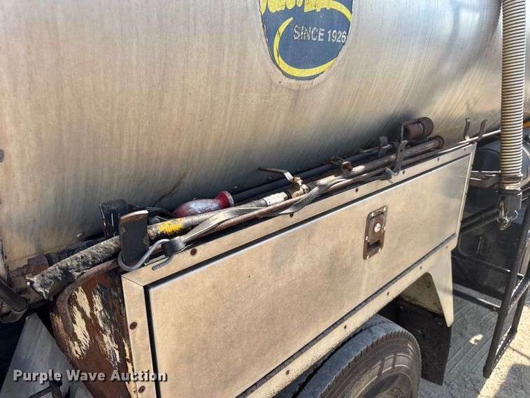 image for item DO2312 2008 International 7400 oil distributor truck