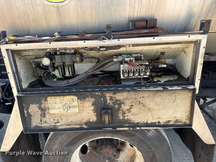 image for item DO2312 2008 International 7400 oil distributor truck