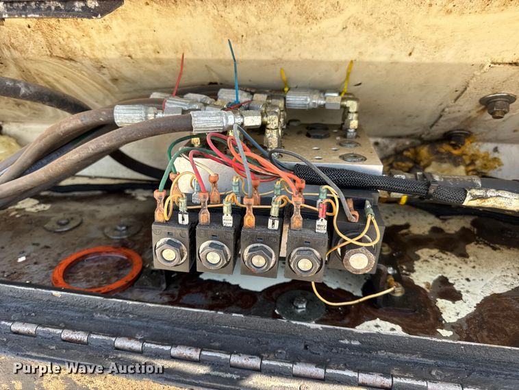 image for item DO2312 2008 International 7400 oil distributor truck