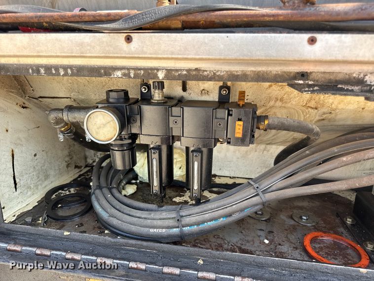 image for item DO2312 2008 International 7400 oil distributor truck