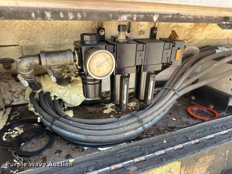 image for item DO2312 2008 International 7400 oil distributor truck