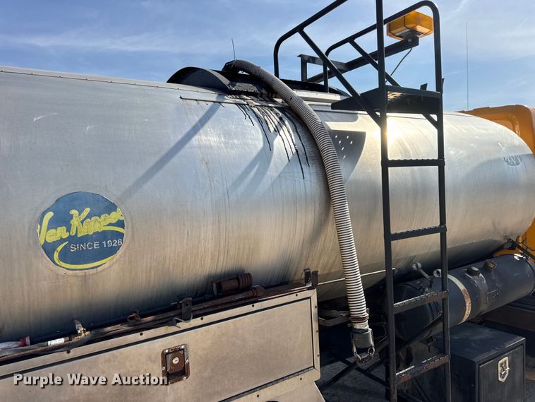 image for item DO2312 2008 International 7400 oil distributor truck