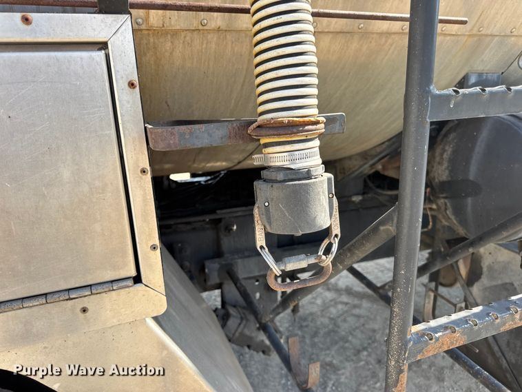 image for item DO2312 2008 International 7400 oil distributor truck