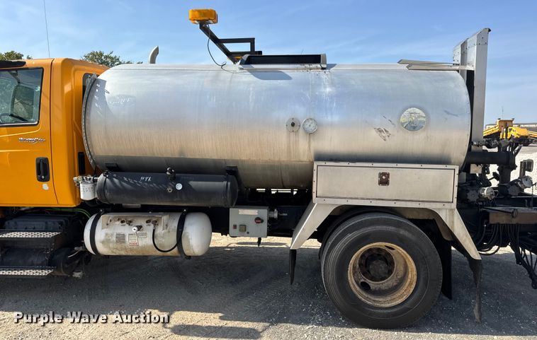 image for item DO2312 2008 International 7400 oil distributor truck