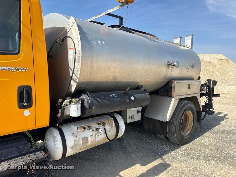 image for item DO2312 2008 International 7400 oil distributor truck