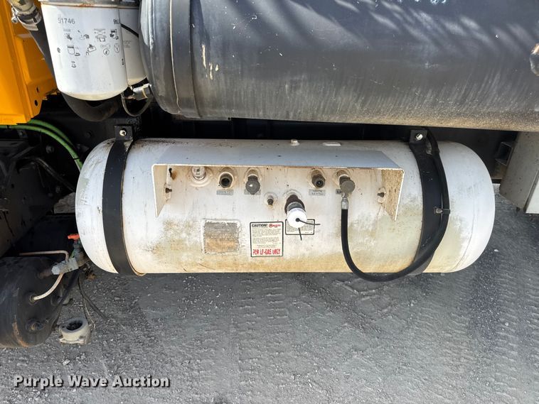 image for item DO2312 2008 International 7400 oil distributor truck