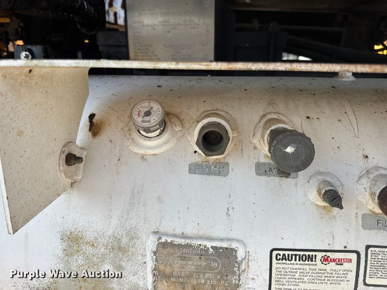 image for item DO2312 2008 International 7400 oil distributor truck