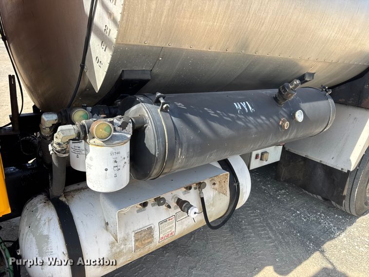 image for item DO2312 2008 International 7400 oil distributor truck