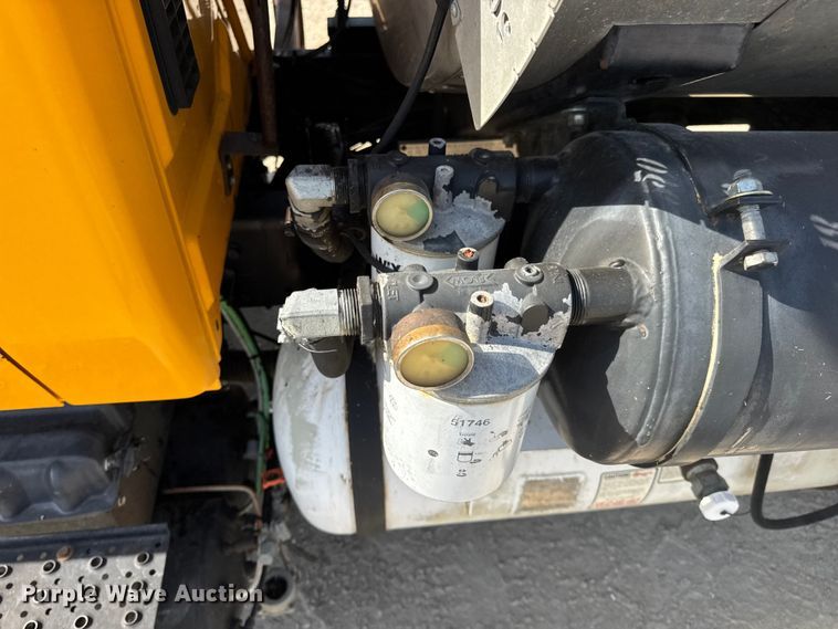 image for item DO2312 2008 International 7400 oil distributor truck