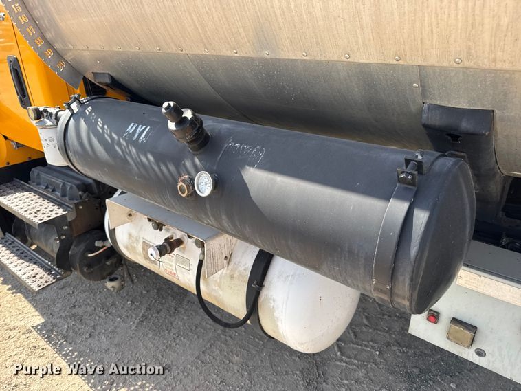 image for item DO2312 2008 International 7400 oil distributor truck