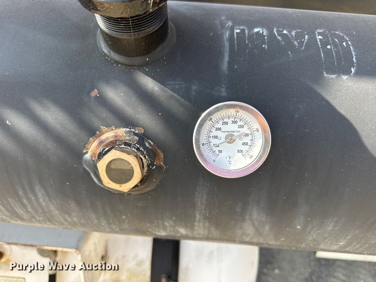 image for item DO2312 2008 International 7400 oil distributor truck