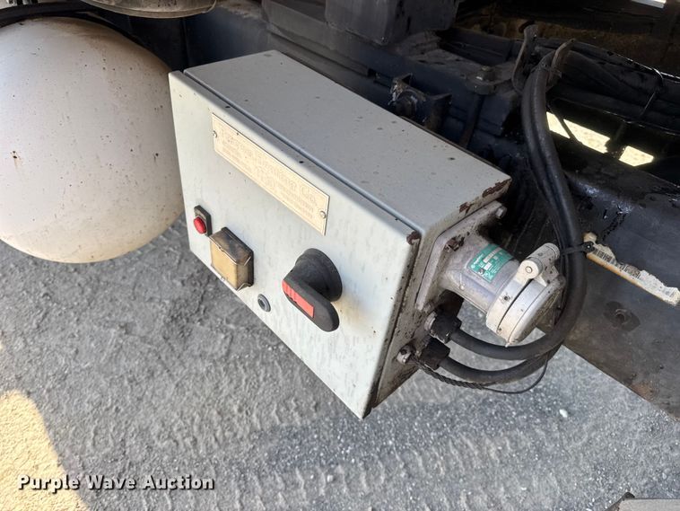 image for item DO2312 2008 International 7400 oil distributor truck