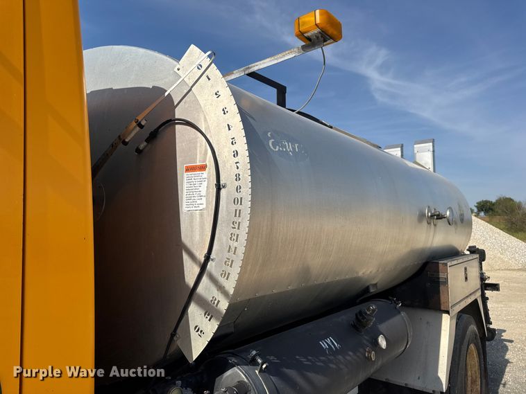 image for item DO2312 2008 International 7400 oil distributor truck